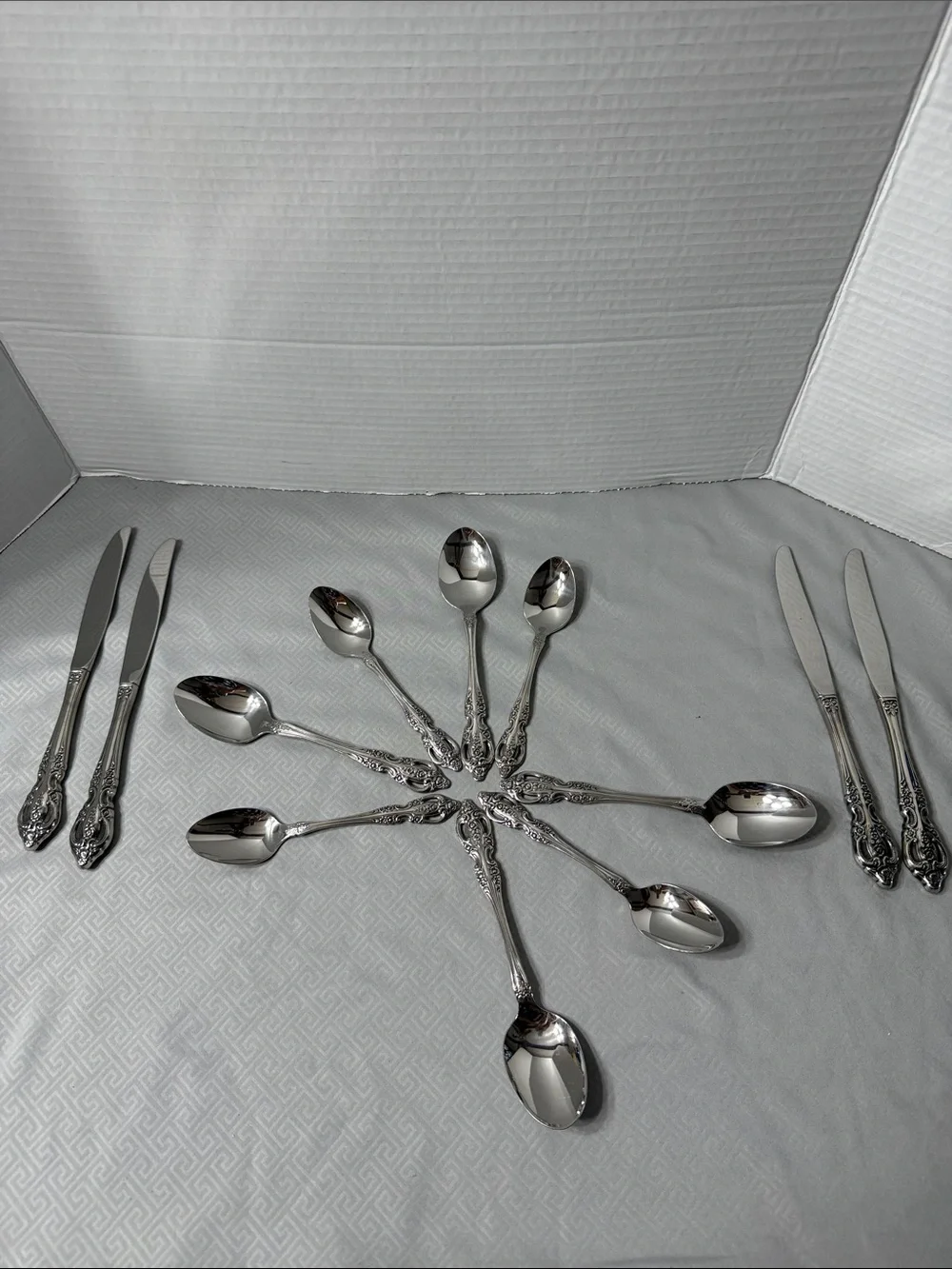 Oneida Stainless Flatware Renoir Pembrooke  Ornate Pierced Handle 20 Pc “READ”